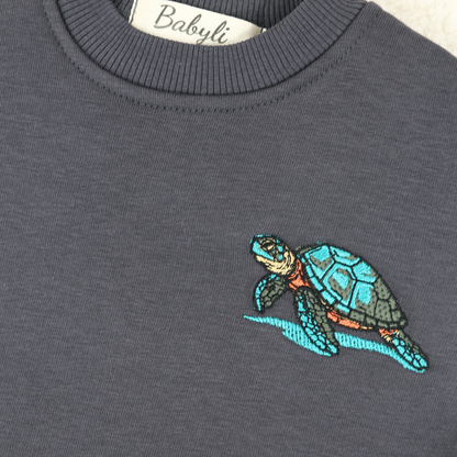 Embroidered sea turtle detail on Babyli navy blue baby tracksuit